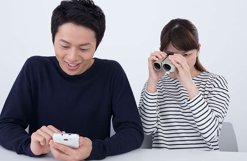 夫の行動を監視する妻