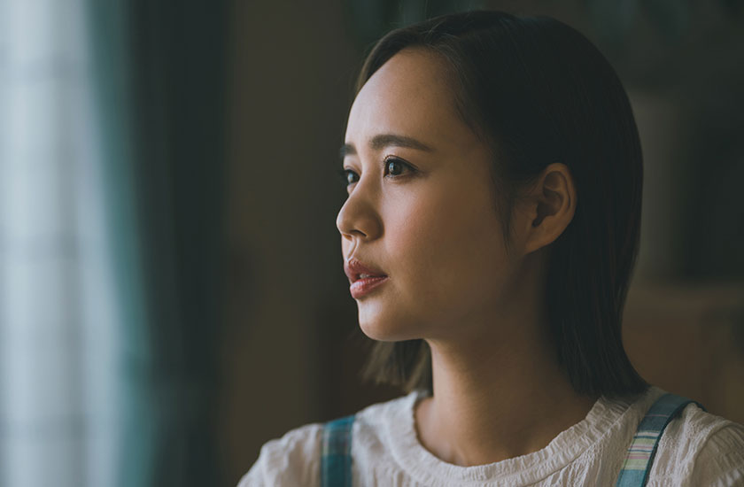 夫の不倫について悩む妻