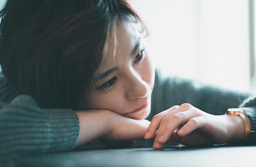 パートナーとの別れを後悔する女性