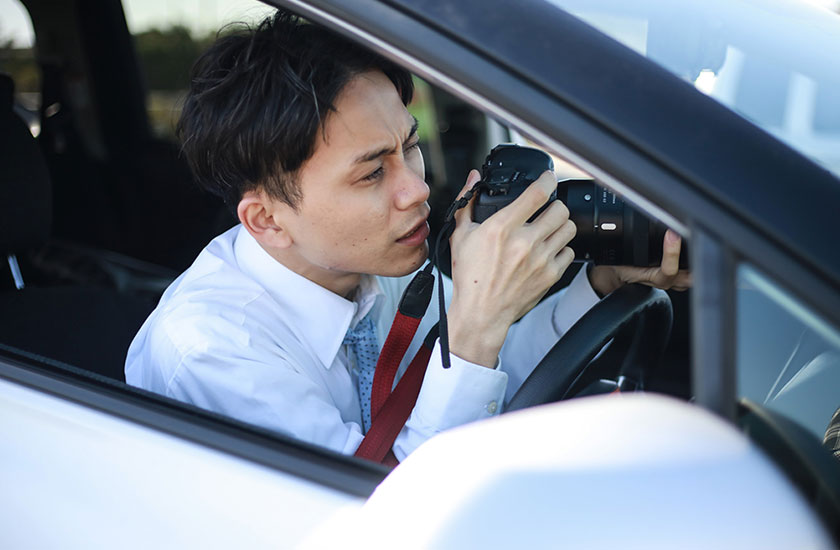 車内から証拠を撮る探偵
