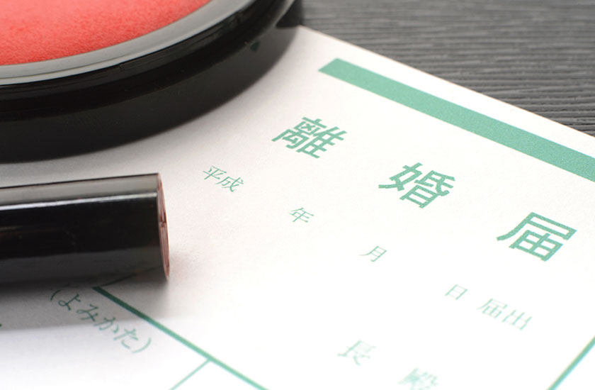 専門家に相談する女性