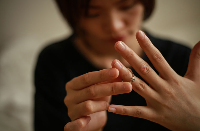 ワイシャツについた口紅を見て動揺する既婚女性