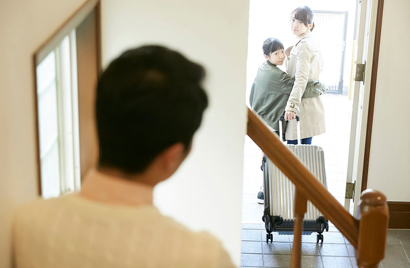 不倫が原因で家を出る妻