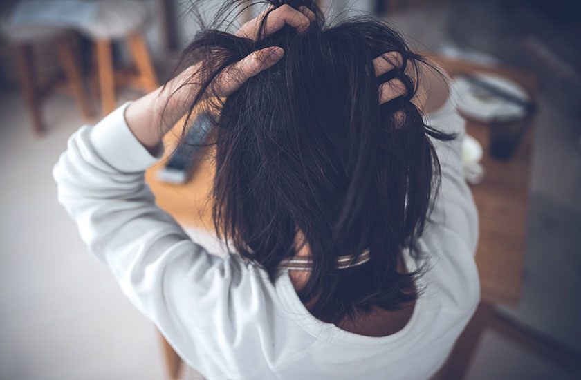 夫の不倫を知り動揺する妻