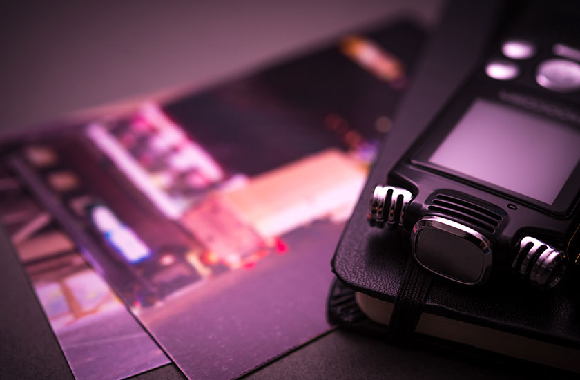 専門家に相談する女性