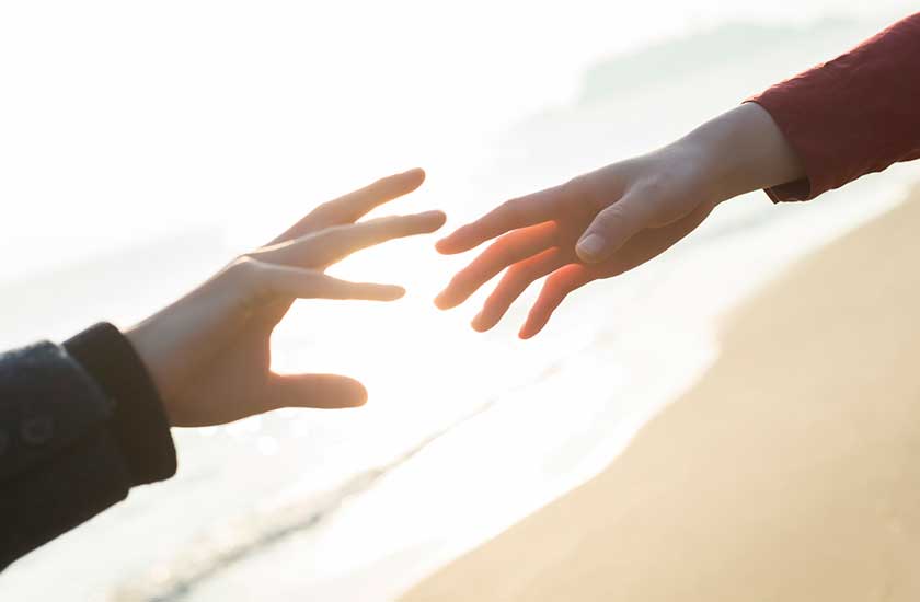 手を繋ごうとするカップル