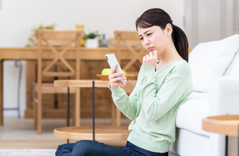 不倫相手の名前が不明なケースをネットで調べる女性