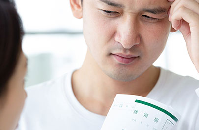 夫に離婚届を突きつける主婦