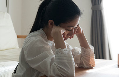 不倫の悩みを1人で抱え込む女性