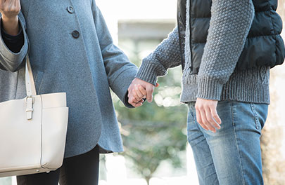 女性と手をつなぐ一途な男性