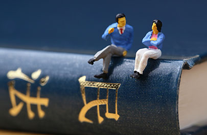 民法と不倫を規制する法律について議論する男女