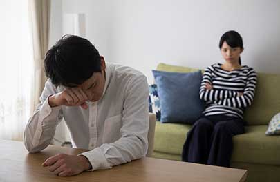 浮気がバレて後悔する男性