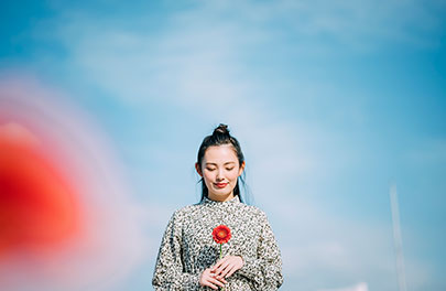 花を持った女性