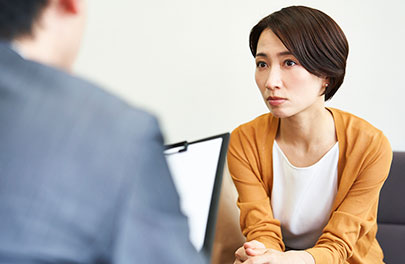 無料相談に乗ってもらう女性