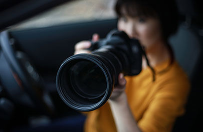 車内から盗撮する女性