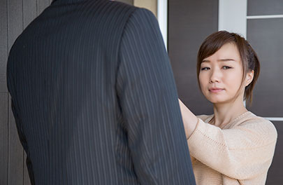 夫の不倫を疑う既婚女性