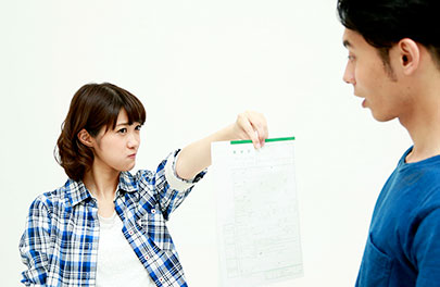 夫に離婚届を突きつける妻