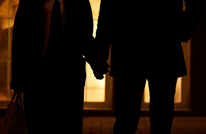 手をつないで歩く男女