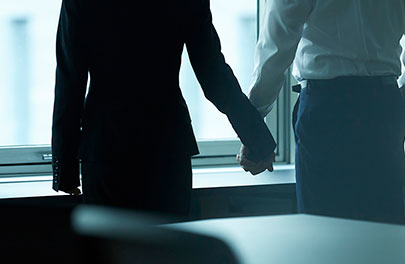 社内で不倫相手と密会する既婚男性