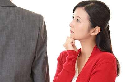 夫の浮気を疑う既婚女性