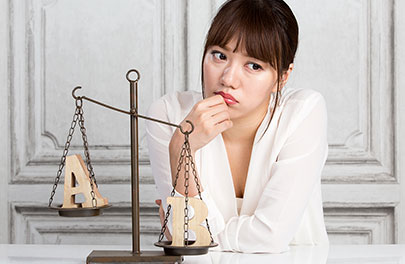 比較して悩む女性