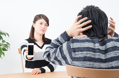 夫に浮気の証拠を突きつける既婚女性