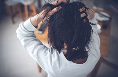 パートナーの不倫を知り動揺する女性