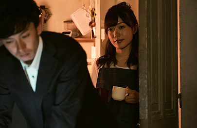 夫の浮気を疑う既婚女性