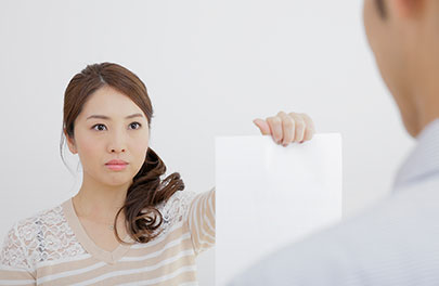 誓約書を夫につきつける妻