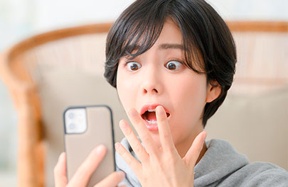 パートナーのLINEに怪しいメッセージを見つけた女性