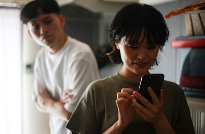 妻の浮気を疑う夫