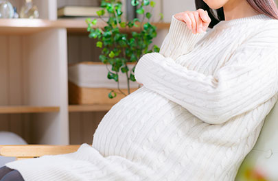 夫の浮気が心配な妊娠中の妻