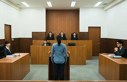 不倫裁判に出廷する既婚女性