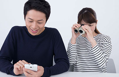 夫の浮気をチェックする妻