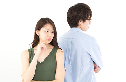 夫の浮気を疑う妻