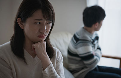 夫の浮気を疑う妻
