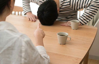 浮気したことを謝罪する夫