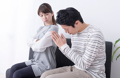 浮気の過ちを謝罪する夫