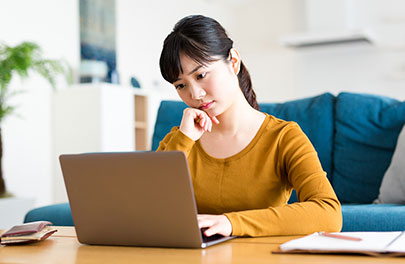 浮気調査の依頼方法と費用に悩む女性