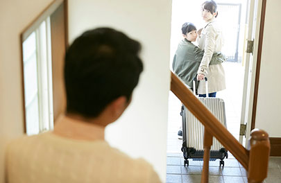 夫の不倫が原因で家を出ていく妻子