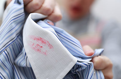 夫のワイシャツについた浮気の証拠