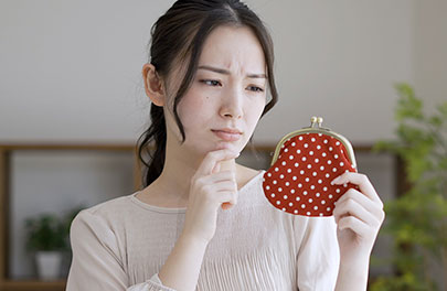 不倫調査費用の内訳について悩む女性