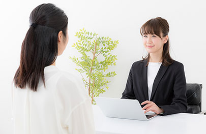 カウンセリング中の女性相談員